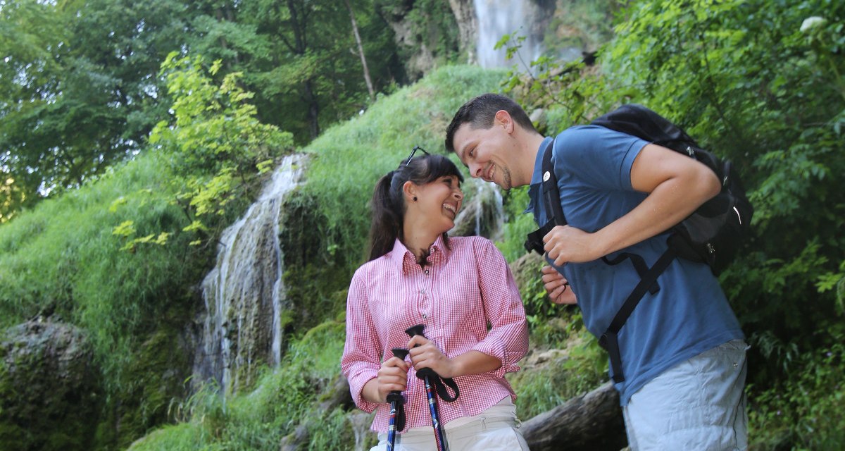 Zwei Wanderer stehen am Uracher Wasserfall, © Bad Urach Tourismus