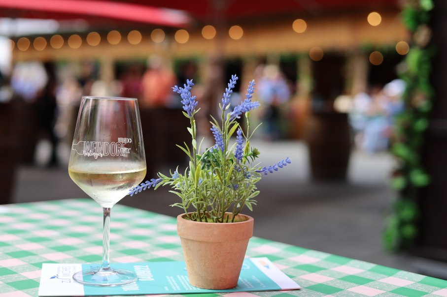 Weinglas mit Weißwein und Tischdekoration auf Nürtinger Weindorf, © Stadt Nürtingen, U. Jendrass