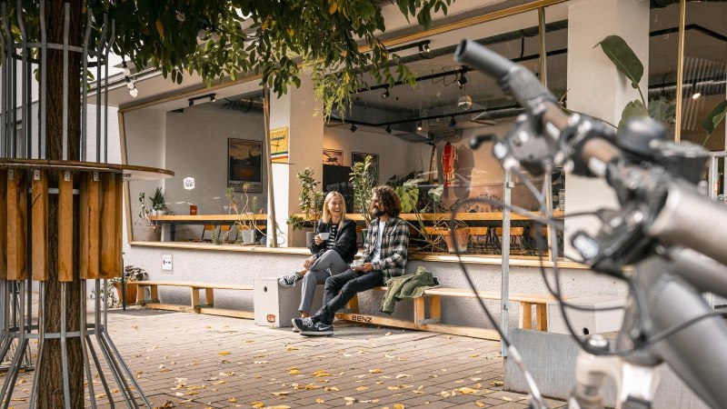 Außenbereich Radcafé Fietsen mit Menschen, © SMG Stuttgart Marketing GmbH - Sarah Schmid