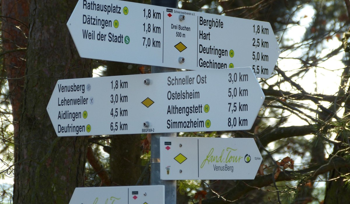 F16: Wegweiser an den 3 Buchen (Höhe 500 m): „Dätzingen 1,8 km“, © Natur.Nah. Schönbuch & Heckengäu