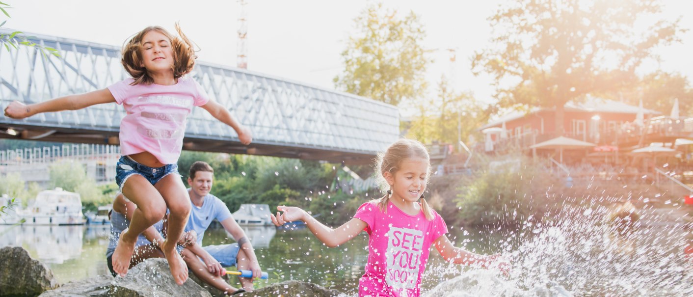 Kinder spielen am Neckarstrand in Remseck, © Bebop Media