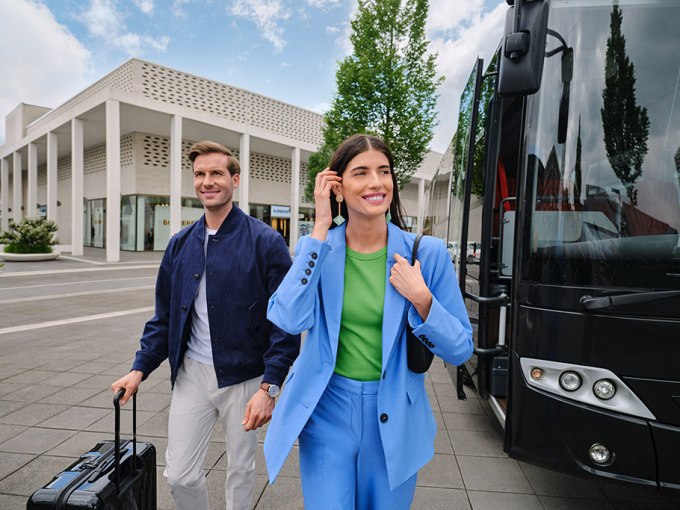 Shopping Shuttle Linie 2 Late Night Shopping 13.12.2024: STUTTGART (Innenstadt) > OUTLETCITY METZINGEN, © Schlienz-Tours GmbH & Co.KG