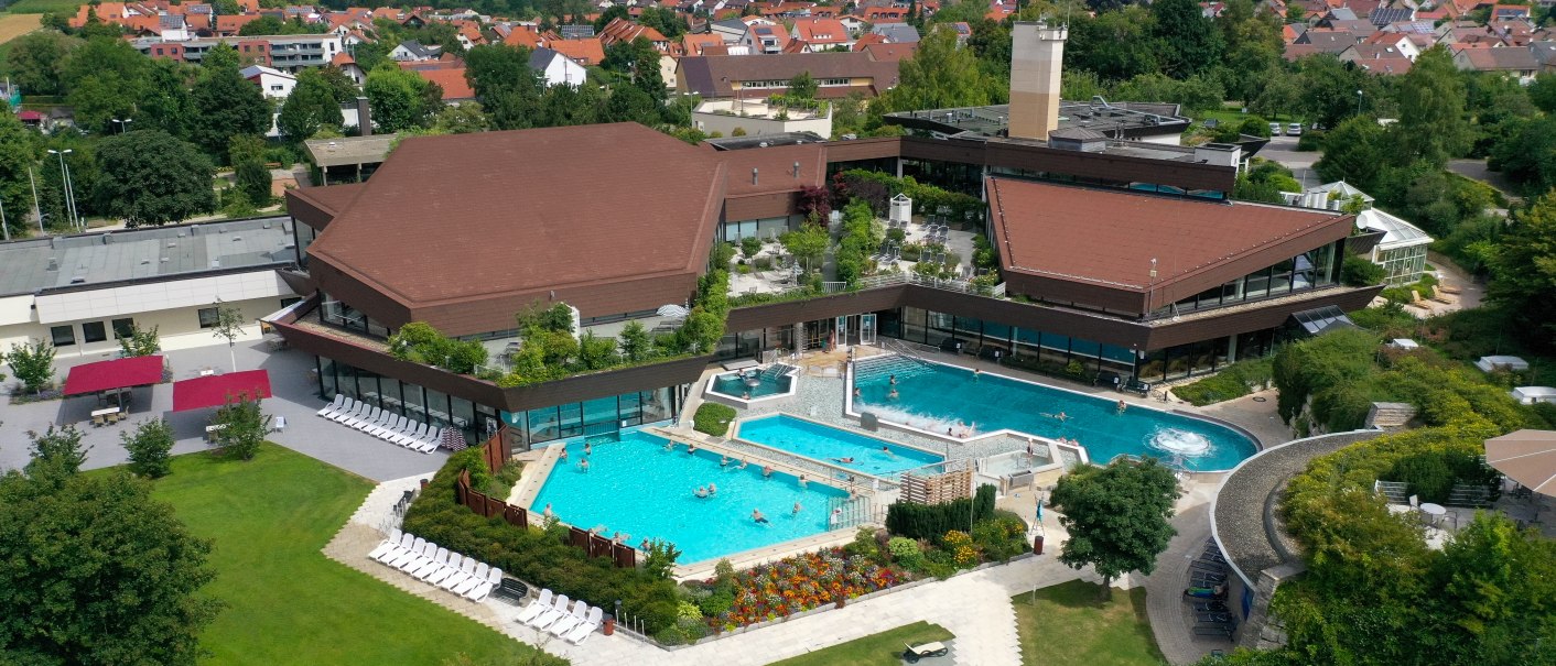 Blick auf die Außenbecken und den Gartenbereich der Panorama Therme Beuren, © Panorama Therme Beuren, Foto: Benjamin Layh