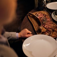 Hier wird köstlich gekocht und so appetitlich angerichtet. Besonders Fleischliebhaber kommen auf ihre Kosten., © Maximilian Schwarz